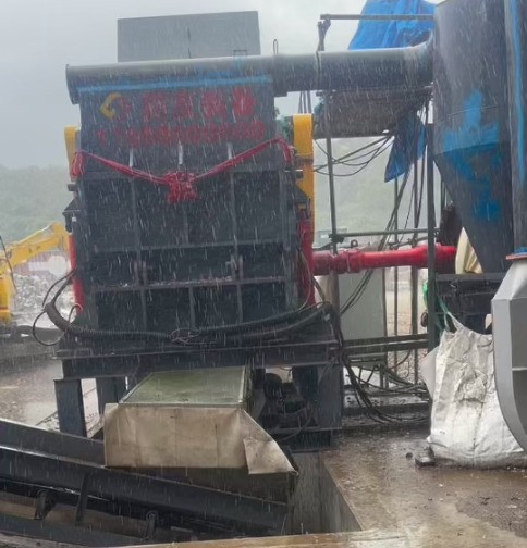 日本地區正處于陰雨狀態,即使這樣的天氣也沒能阻擋住破碎機營業